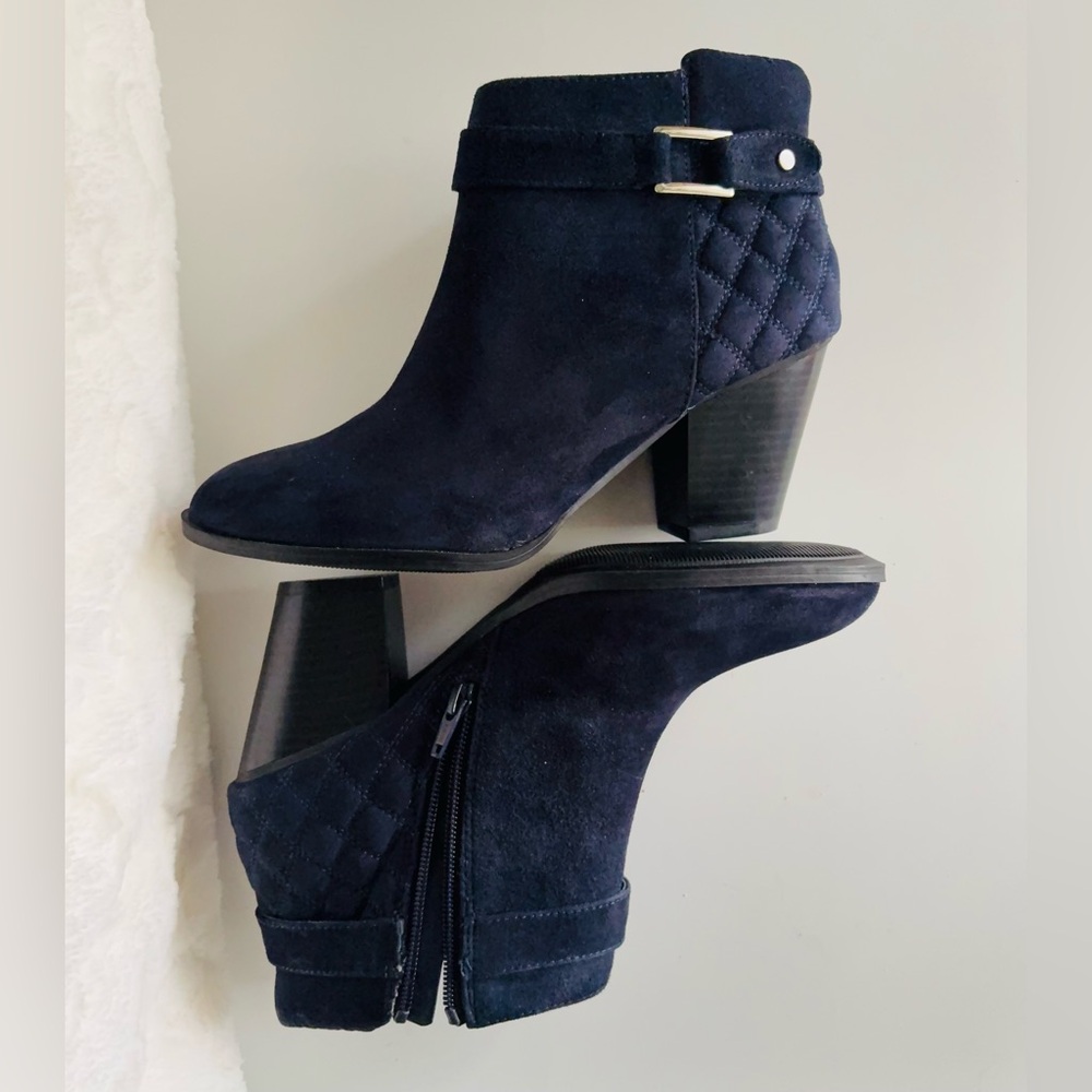 NWOB ALFANI Navy Blue Ankle Suede Ankle Boots Block Heel zipper closure size 8M